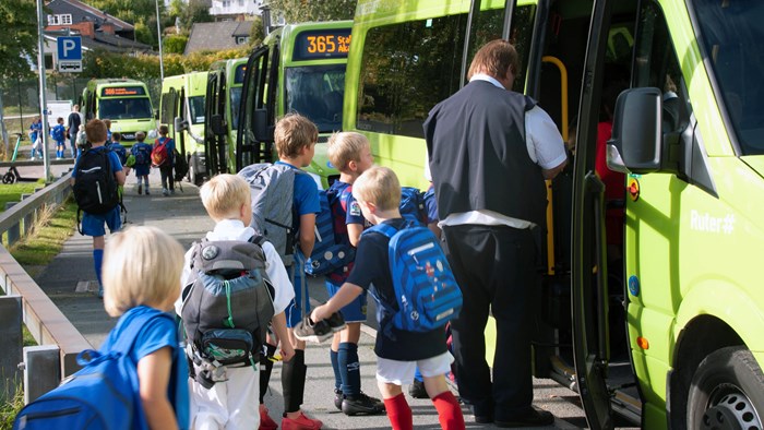 Barn hentes av minibusser på Nadderud